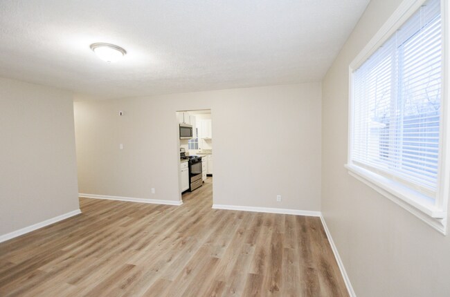 Building Photo - Updated Spacious Three Bedroom in Warren T...