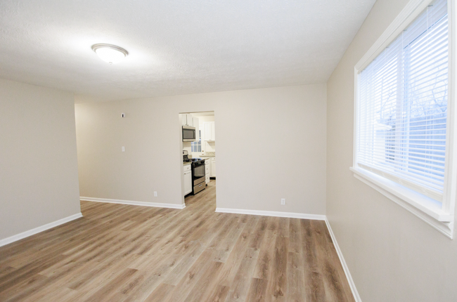 Foto del edificio - Updated Spacious Three Bedroom in Warren T...