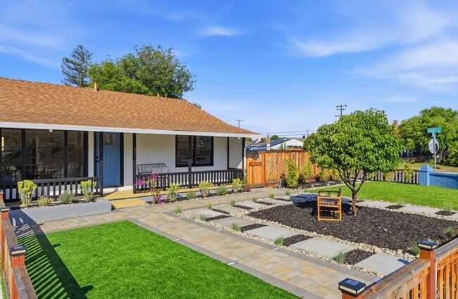 Building Photo - 641 Toyon Ave