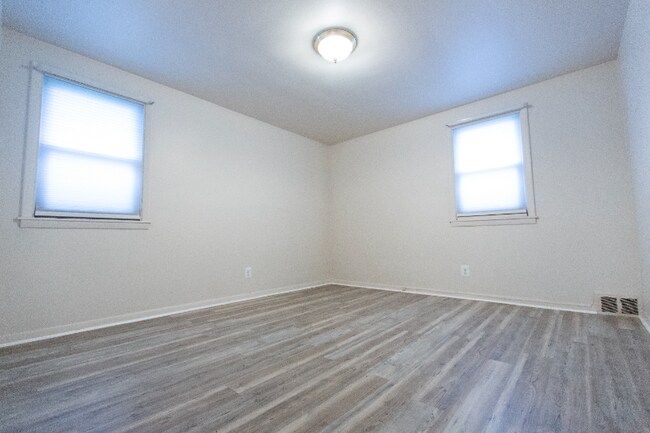 Building Photo - 14 Stoneleigh Ave