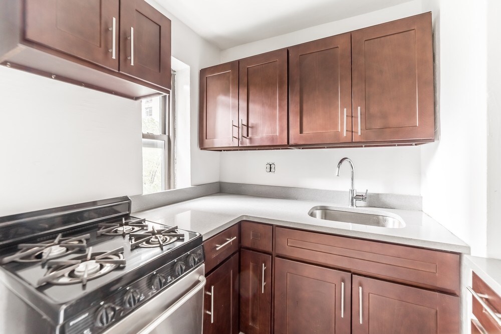 Primary Photo - 315 E 56th St