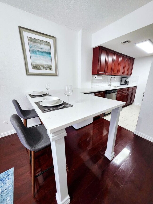 Foto del edificio - Modern Downtown Living with Comfort, Security & Style