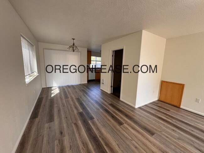 Building Photo - Newly remodeled 3 bedroom townhouse in Springfield