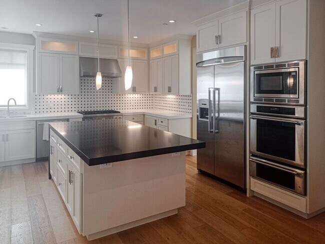 Building Photo - Home in heart of Palo Alto! 4 bed 3 full b...