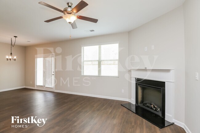 Building Photo - 2102 Massey Ln