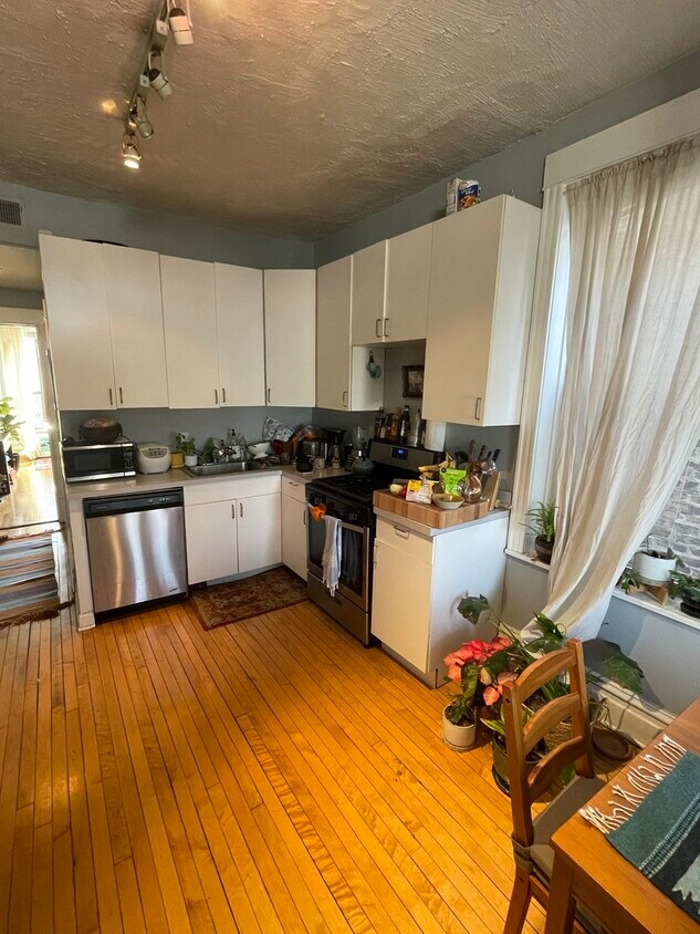 Foto del edificio - 1028 N Marshfield Ave
