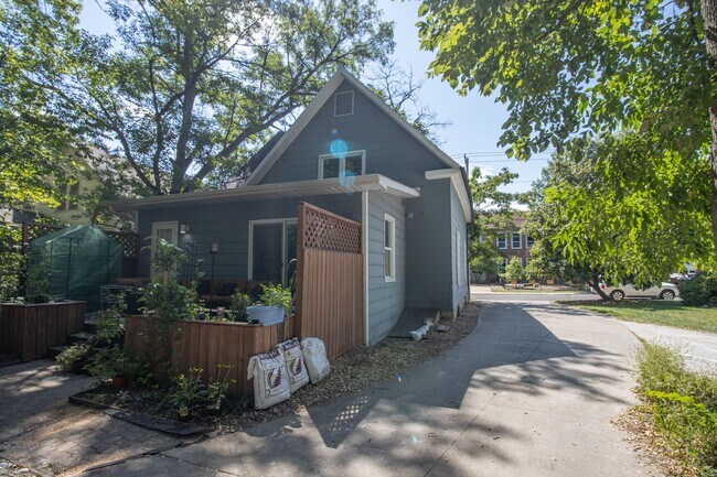 Building Photo - 4 Bed 2.5 Bath Home near Dowtown!
