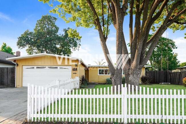 Gorgeous Sacramento Home with a POOL!! - Gorgeous Sacramento Home with a POOL!!