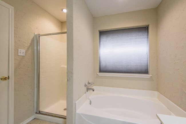 Building Photo - 447 Oak Leaf Dr