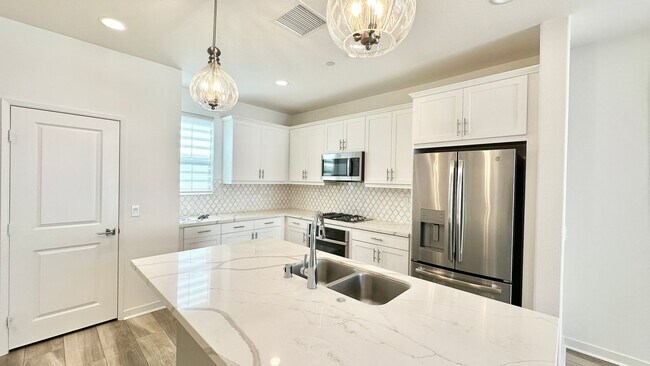 Foto del edificio - Beautiful Two-Story in the Private and Gat...