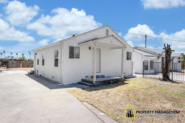 Foto del edificio - Charming 2-Bedroom Retreat in Sacramento – Gated w/Large yard