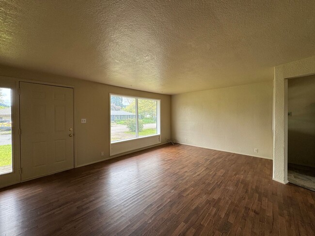 Building Photo - 2 Bedroom Home Located In SE Eugene Neighborhood