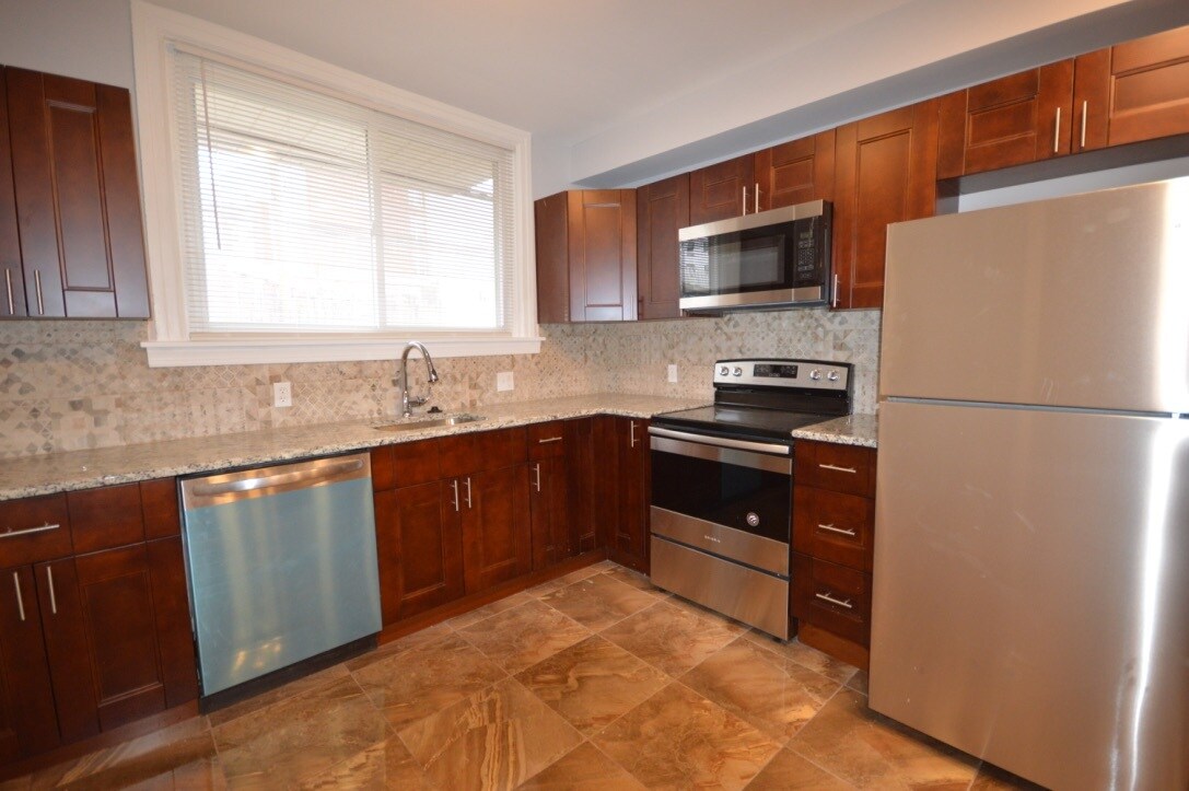 Primary Photo - 122 W Sedgwick St