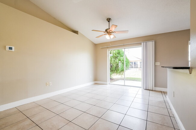 Building Photo - 870 Jarnac Dr