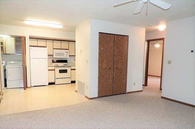 Building Photo - $1095 | 2 Bedroom, 1 Bathroom 3rd Floor Co...