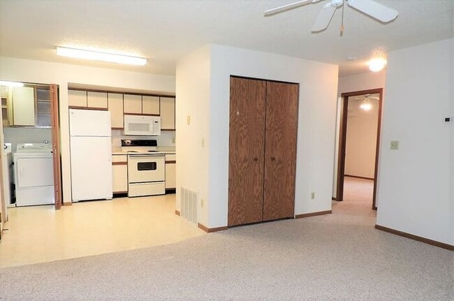 Building Photo - $1,125 | 2 Bedroom, 1 Bathroom 3rd Floor Condo | Pet Friendly | Available for August 1st, 2026 Mo...