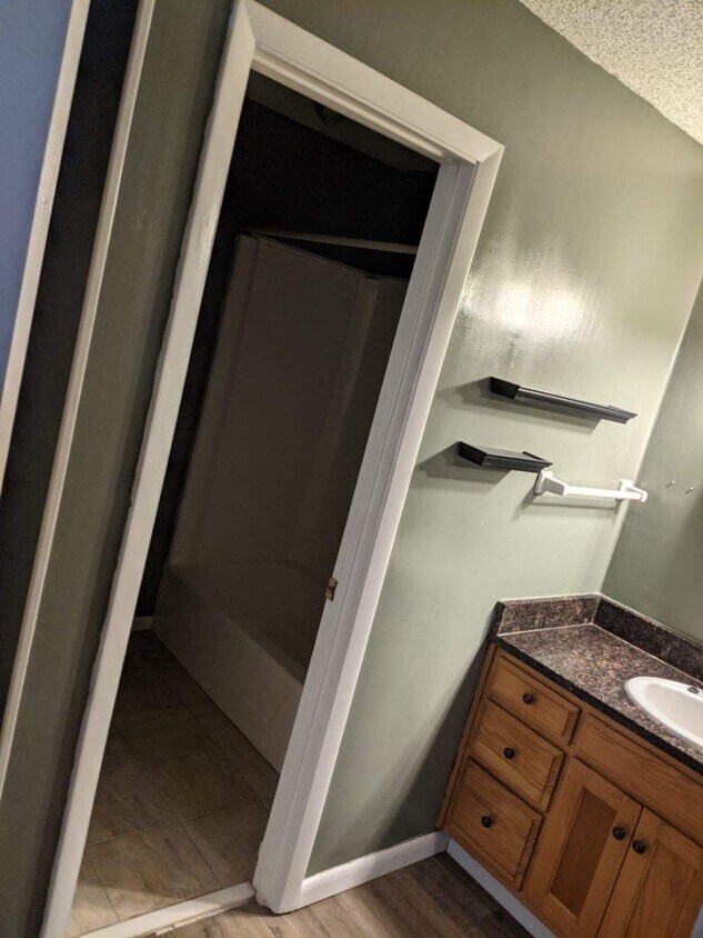 Master Bath - 2092 S Sherwood Dr