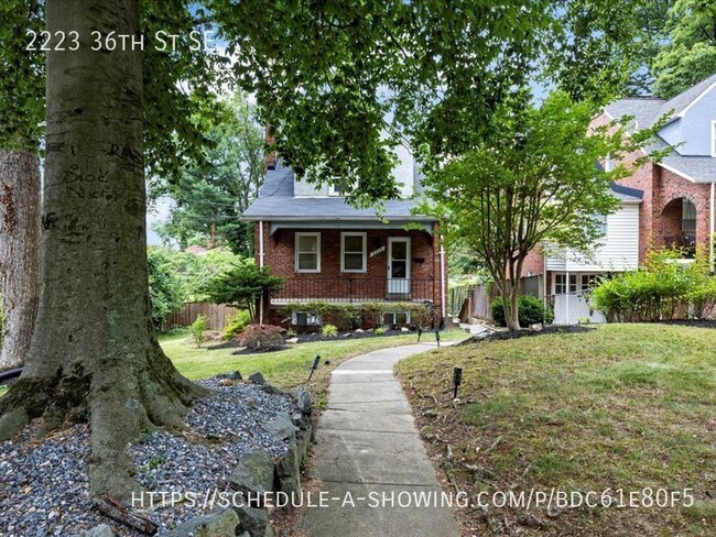 Foto del edificio - Vintage Hillcrest Home with huge Backyard