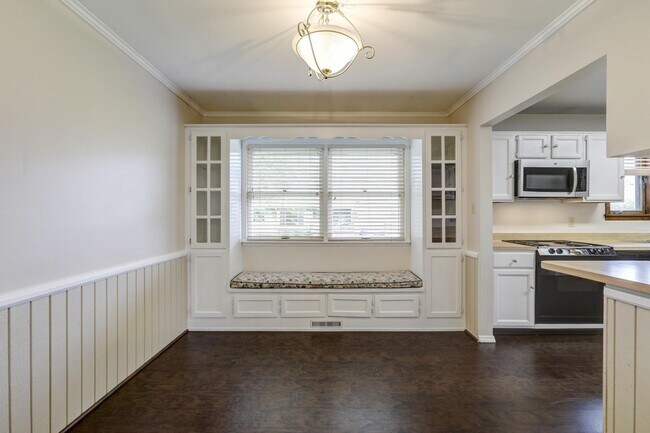 Foto del edificio - Split-Level Home With Fenced Yard In Quiet Residential Area