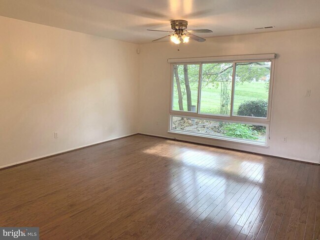 Foto del edificio - Beautifully updated 2 bd 1 bth patio level condo backing to open area.