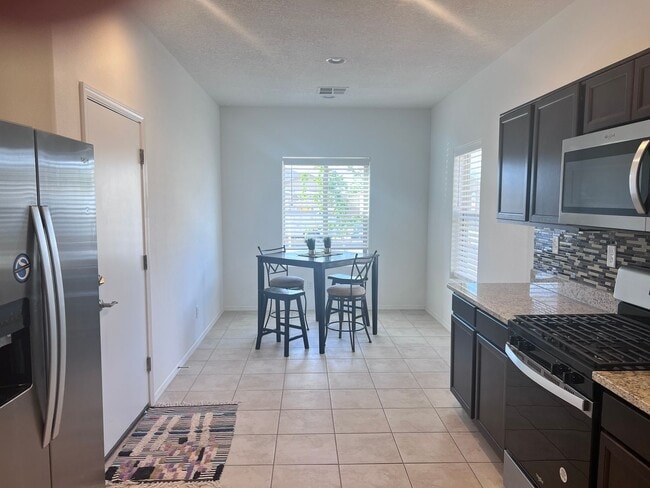 Foto del edificio - Newer 4 Br, 2 Ba, with the major appliance...