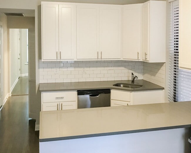 Foto del edificio - 2732 N Wayne Ave