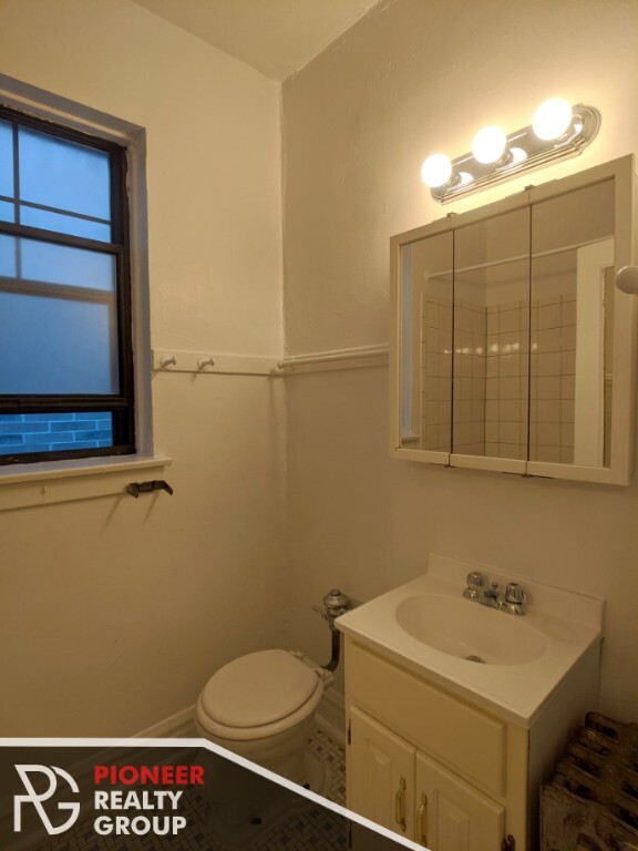 Building Photo - Charming studio with tons of natural light