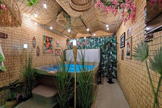 Photo du bâtiment - 11017-11155 155 St NW