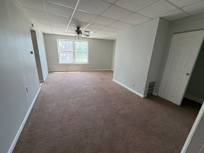 Foto del edificio - North of Downtown Akron: Updated 1BR with Tall Ceilings & Natural Light