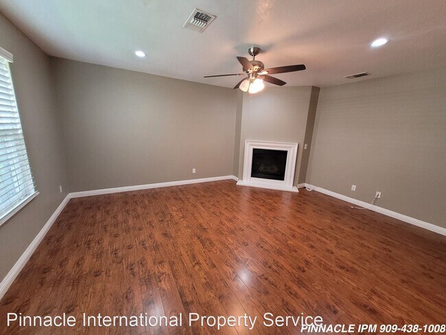 Building Photo - 3 br, 2.5 bath House - 1750 E. D Street