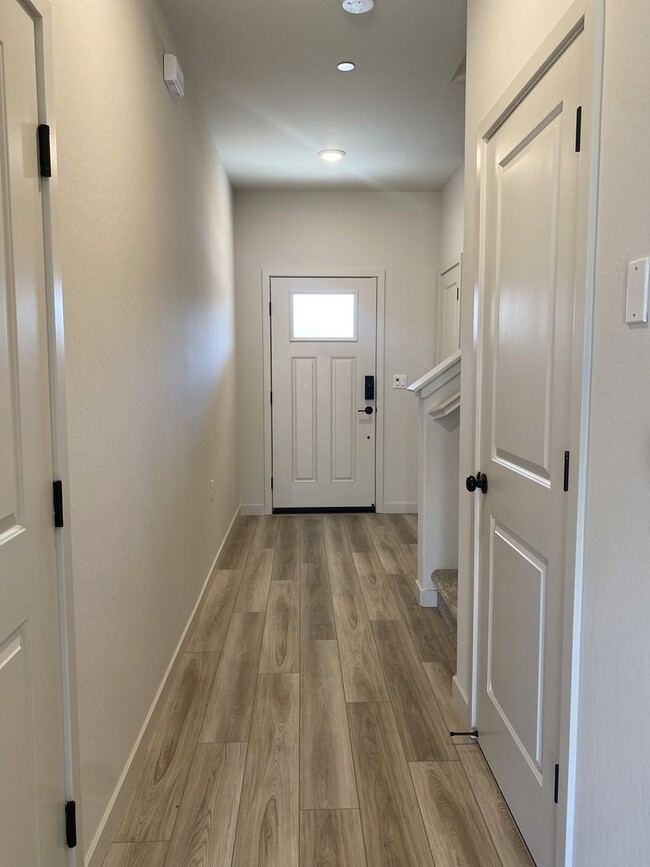 Building Photo - AVAILABLE NOW! 4 bedroom/2.5 bathroom home!