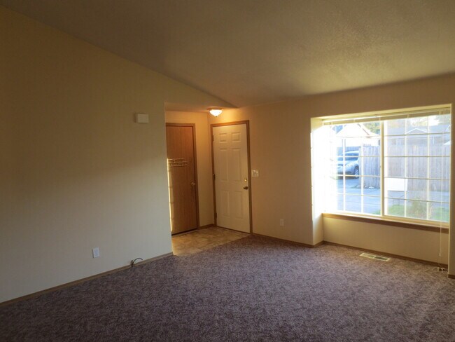 Building Photo - Three Bedroom in North Salem