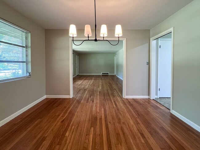 Building Photo - Centrally Located 3BR/2BA House - Availabl...