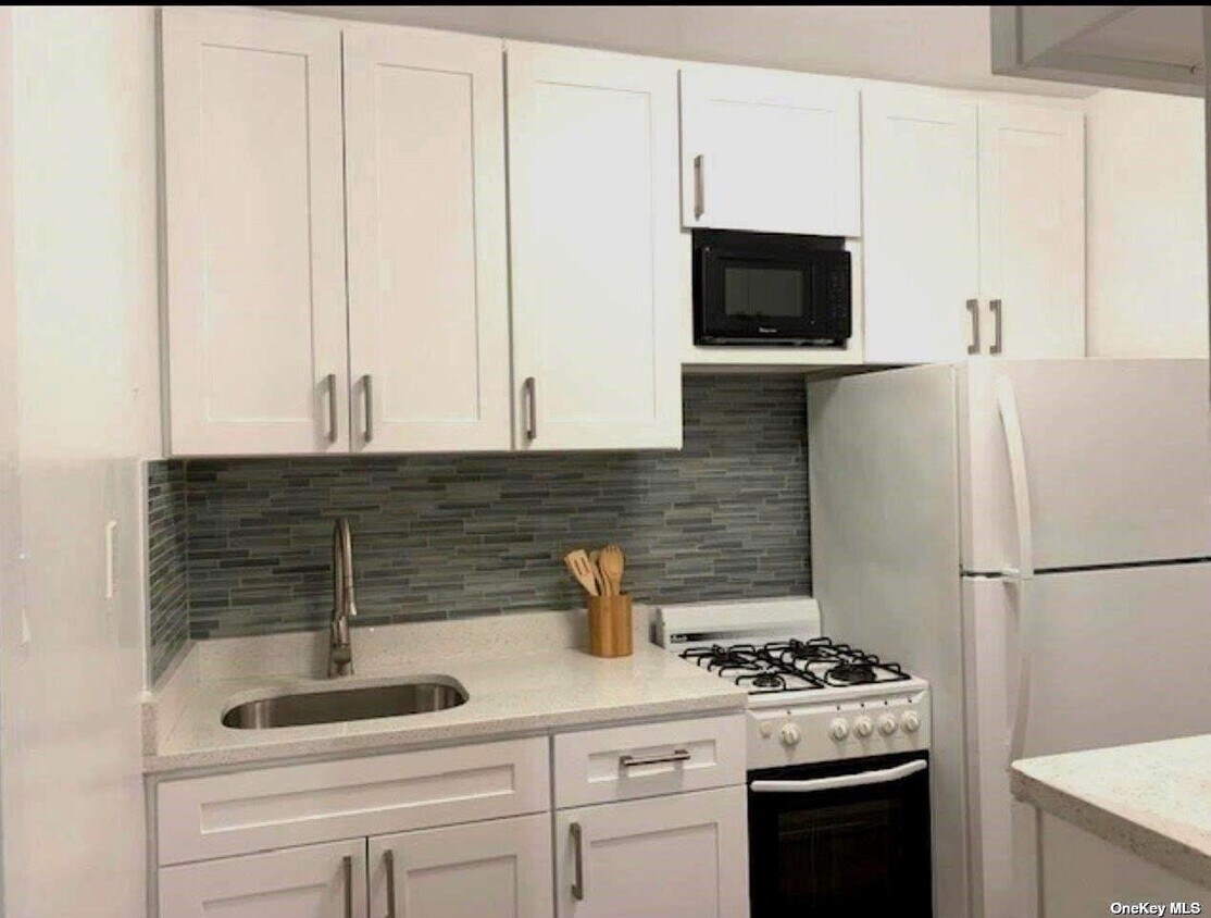 Primary Photo - 35-20 Leverich St