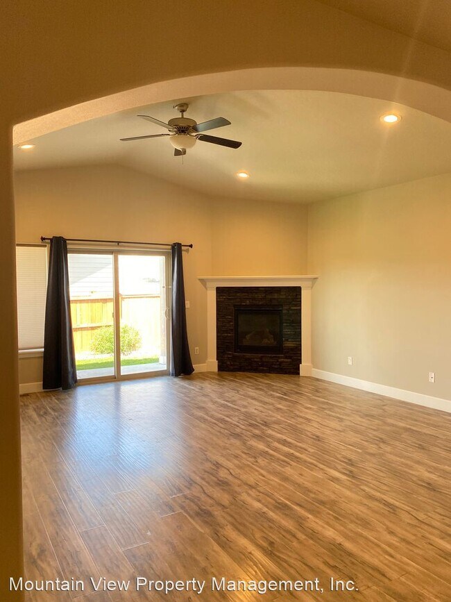 Building Photo - 4 br, 2 bath House - 2563 NW Elm Pl.