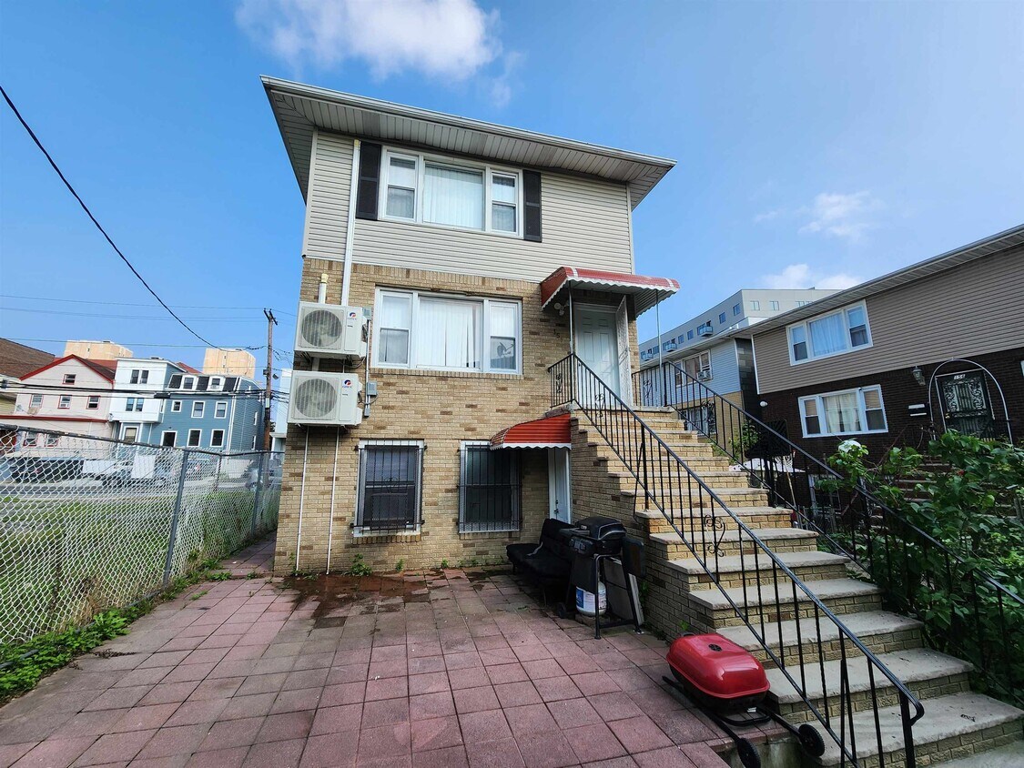 Primary Photo - 155 Summit Ave