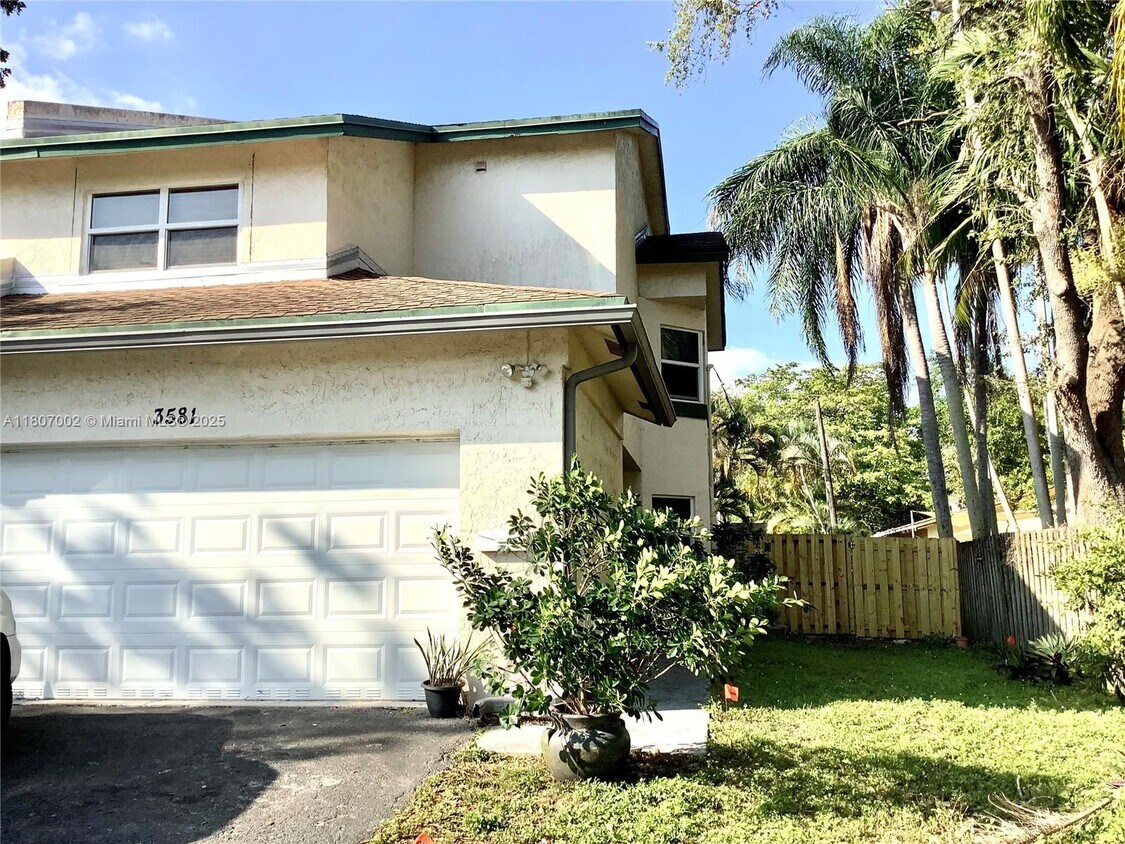 Foto principal - 3581 Simms St