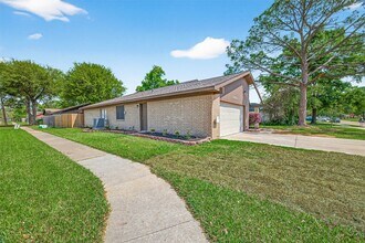 Building Photo - 15903 Hickory Knoll Dr