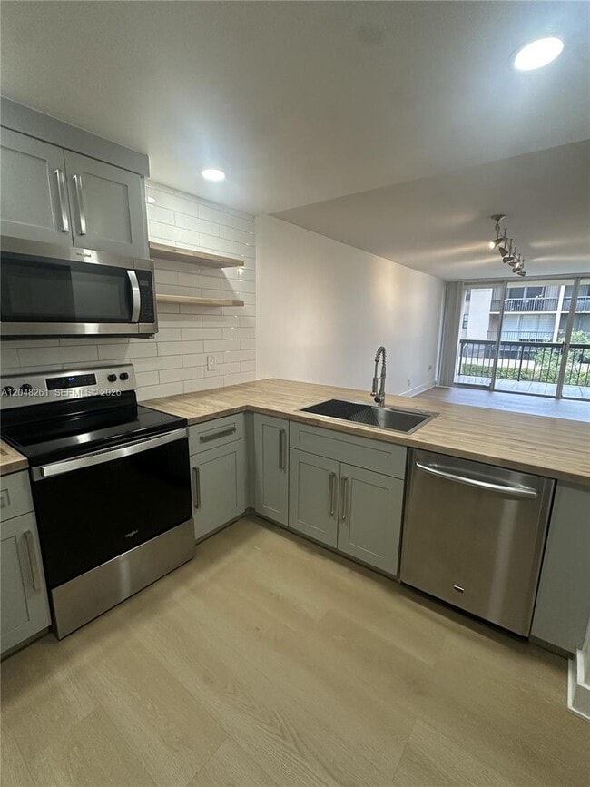 Building Photo - 10425 SW 112th Ave
