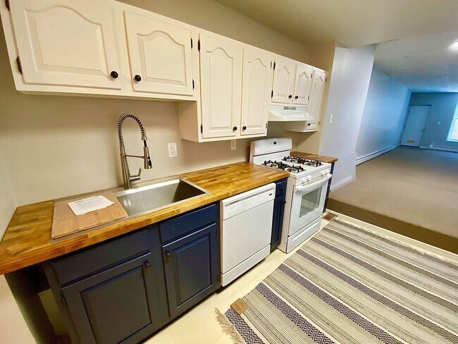 Building Photo - Charming 2 Bedroom/1 Bathroom Townhome in Locust Point, MD!