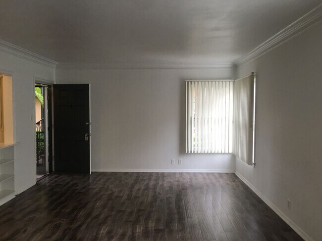 Foto del edificio - 820-830 1/2 S. Serrano Ave