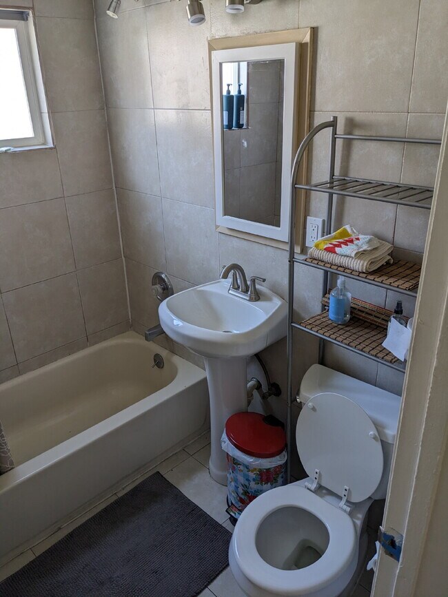 Foto del edificio - Beachy, Upgraded 1 Bed / 1 Bath – Just 49 ...