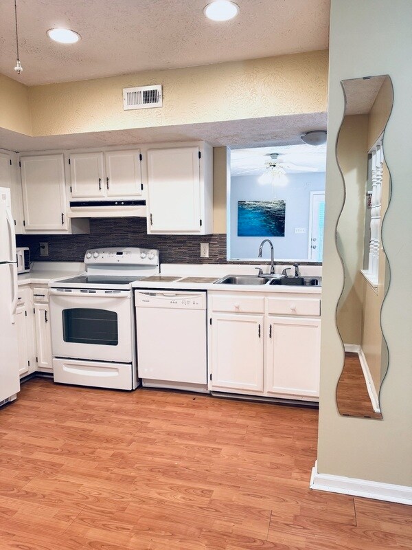 Foto del edificio - 8262 McGuire Dr