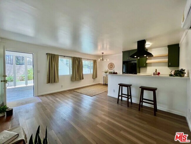 Foto del edificio - 5819 Carlton Way