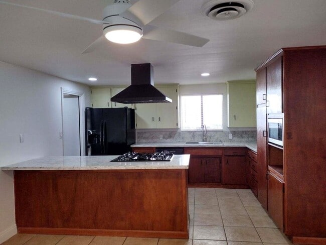 Building Photo - Large family home in Panorama area, near Bakersfield College!