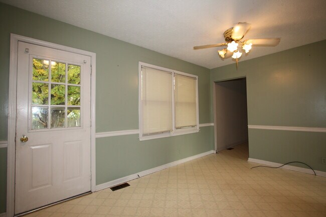 Building Photo - 9201 Village Green Ct