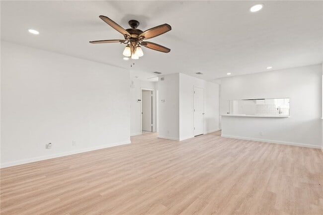 Foto del edificio - 6112 Hidden Oaks St