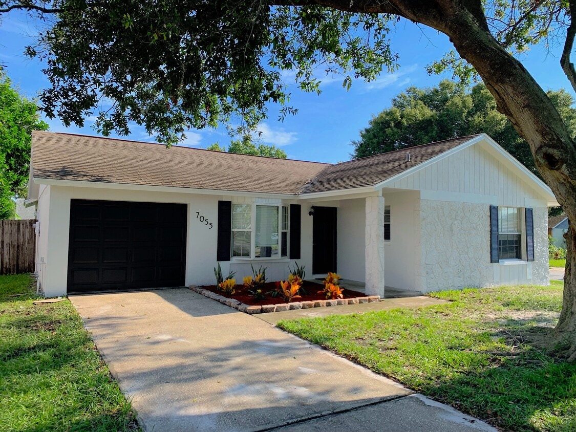 Foto principal - 7055 Lassen Ave