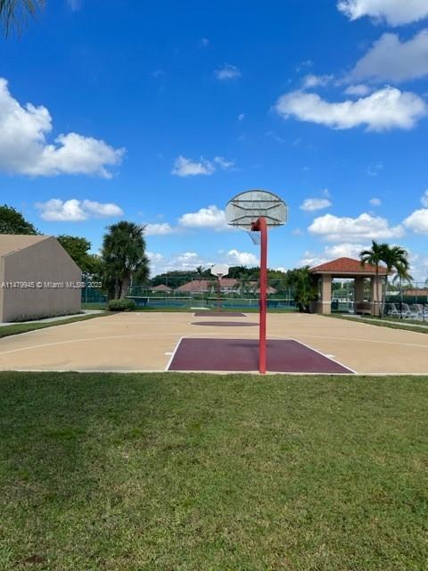 Foto del edificio - 18701 Clear Brook Cir
