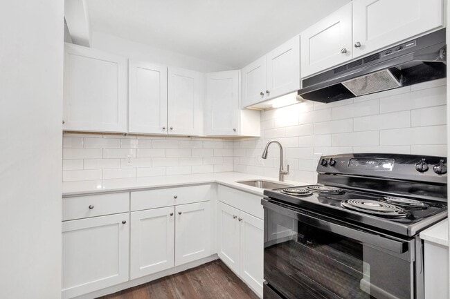 Interior Photo - 1045 River